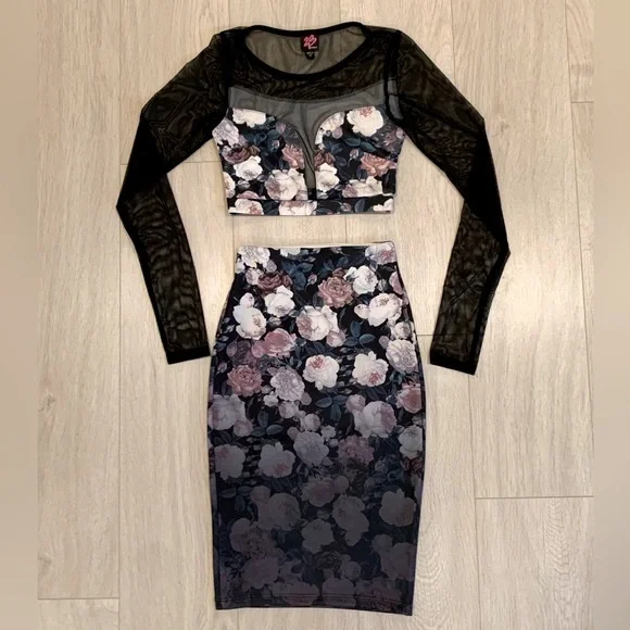 2B Bebe size XS Deep V Floral Crop Top - Picture 15 of 15